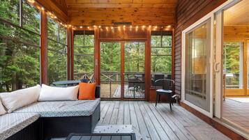 Una Smart TV, una chimenea, un futbolín, libros