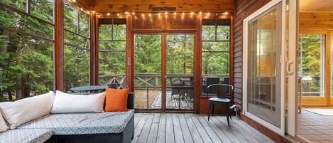 TV connectée, cheminée, baby-foot, livres