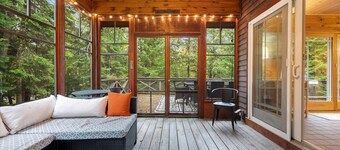 Cozy 4-Bedroom Cottage Nestled in the Trees by Kayuta Lake