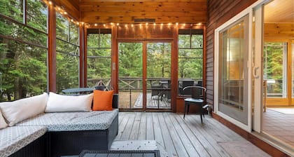 Cozy 4-Bedroom Cottage Nestled in the Trees by Kayuta Lake