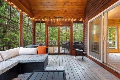 Cozy 4-Bedroom Cottage Nestled in the Trees by Kayuta Lake