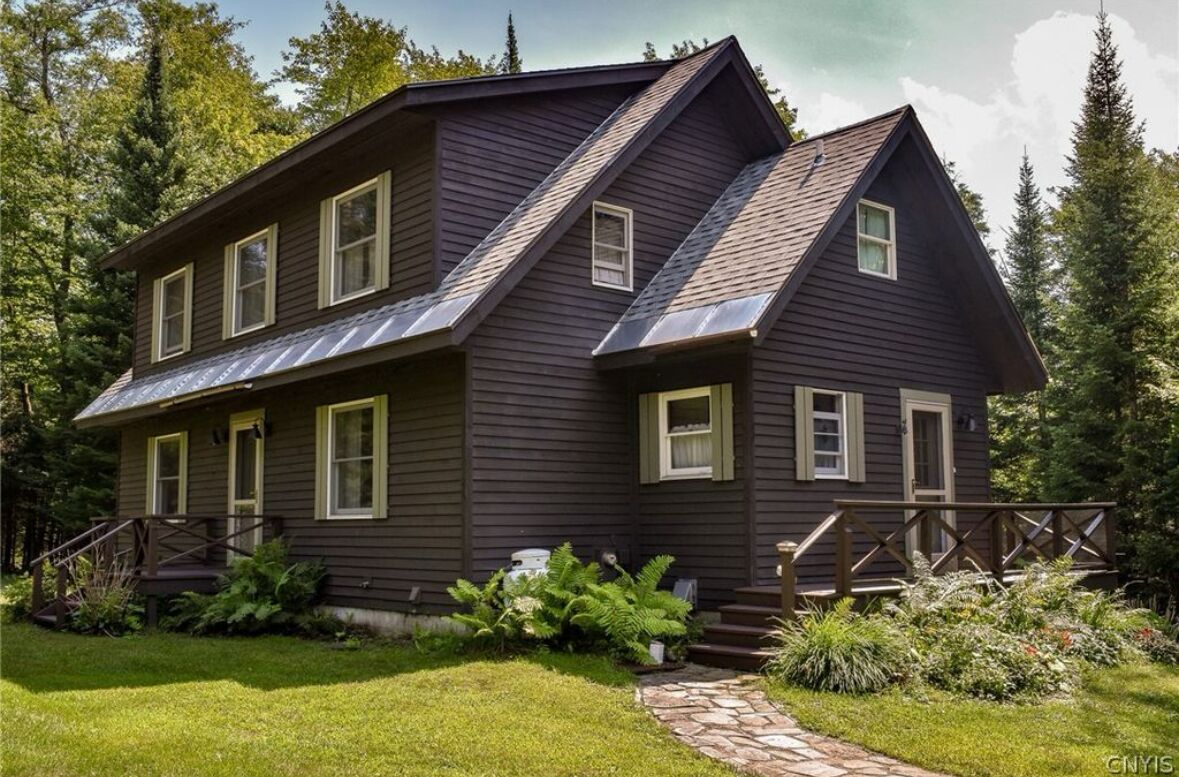 Cozy 4-bedroom Cottage nestled in the trees close to Kayuta Lake
