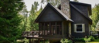 Cozy 4-Bedroom Cottage Nestled in the Trees by Kayuta Lake