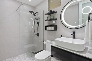 Secadora de cabello, toallas, jabón, shampoo