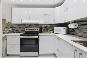 雪櫃、微波爐、焗爐、爐具