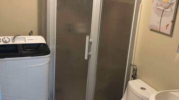 Secador de pelo, toallas, jabón y papel higiénico