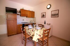 Kjøleskap, ovn, kokeplater og kaffetrakter/tekoker