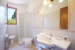 Ducha, secador de pelo y bidé