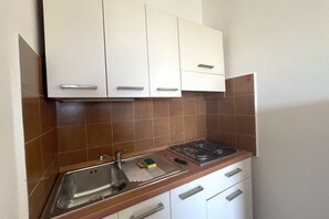Fridge, stovetop