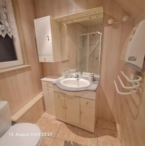 Regadera, secadora de cabello, jabón 