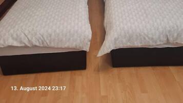 1 dormitorio, tabla de planchar con plancha, wifi y ropa de cama