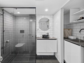 Shower, hair dryer, towels