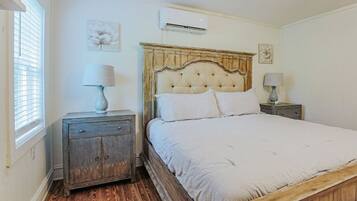 2 bedrooms, WiFi (free), bed sheets