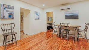 A room with wooden flooring, a dining table with four chairs, and artwork on the walls. - Bluebird Cottage: Near 151 + Appalachian Trail (Roseland)