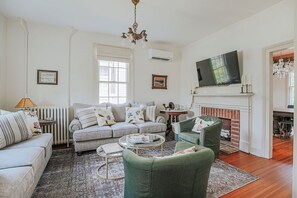 Una televisión, una oficina