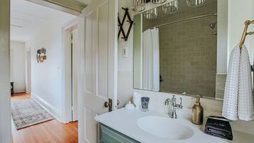 Secador de pelo y toallas