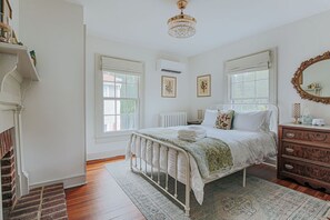 Ein Schlafzimmer mit einem Bett, einem Schminktisch und einer Chandelier.