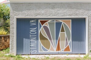 Una puerta de garaje con un diseño geométrico y el texto 'STAUNTON, VA' a la izquierda.