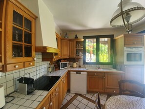 Kühlschrank, Mikrowelle, Ofen, Herdplatte