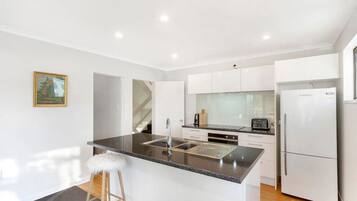 Fridge, cookware/dishes/utensils