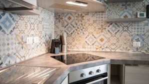 Coffee/tea maker, fridge, oven, stovetop - Farini Apartment Modern Bilo (Milano)
