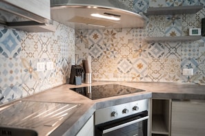 Jääkaappi, uuni, liesi, astianpesukone