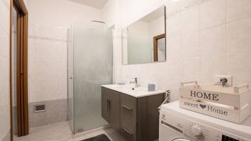 Dusche, Haartrockner, Bidet, Handtücher