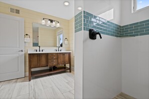 Shower, hair dryer, towels - Sunny Daze | Private Pool & Dog-Friendly | My Beach Getaways (Pensacola Beach)