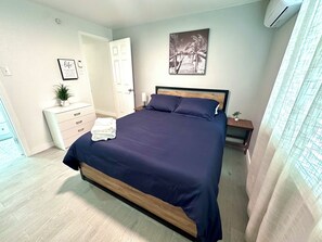 1 Schlafzimmer, Zimmersafe, Schreibtisch, Bügeleisen/Bügelbrett