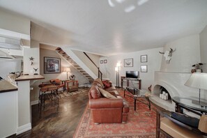 Smart TV, fireplace - Cozy Mountain Golf Getaway! (Phoenix)