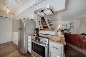 Fridge, microwave, oven, stovetop - Cozy Mountain Golf Getaway! (Phoenix)