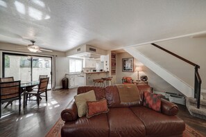 Smart TV, fireplace - Cozy Mountain Golf Getaway! (Phoenix)