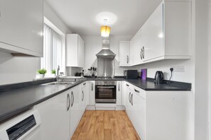 Een koelkast, een microgolfoven, een oven, een kookplaat