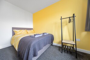 3 habitaciones, escritorio, tabla de planchar con plancha y wifi gratis