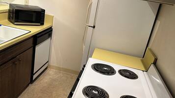 Geladeira, micro-ondas, fogão, cooktop