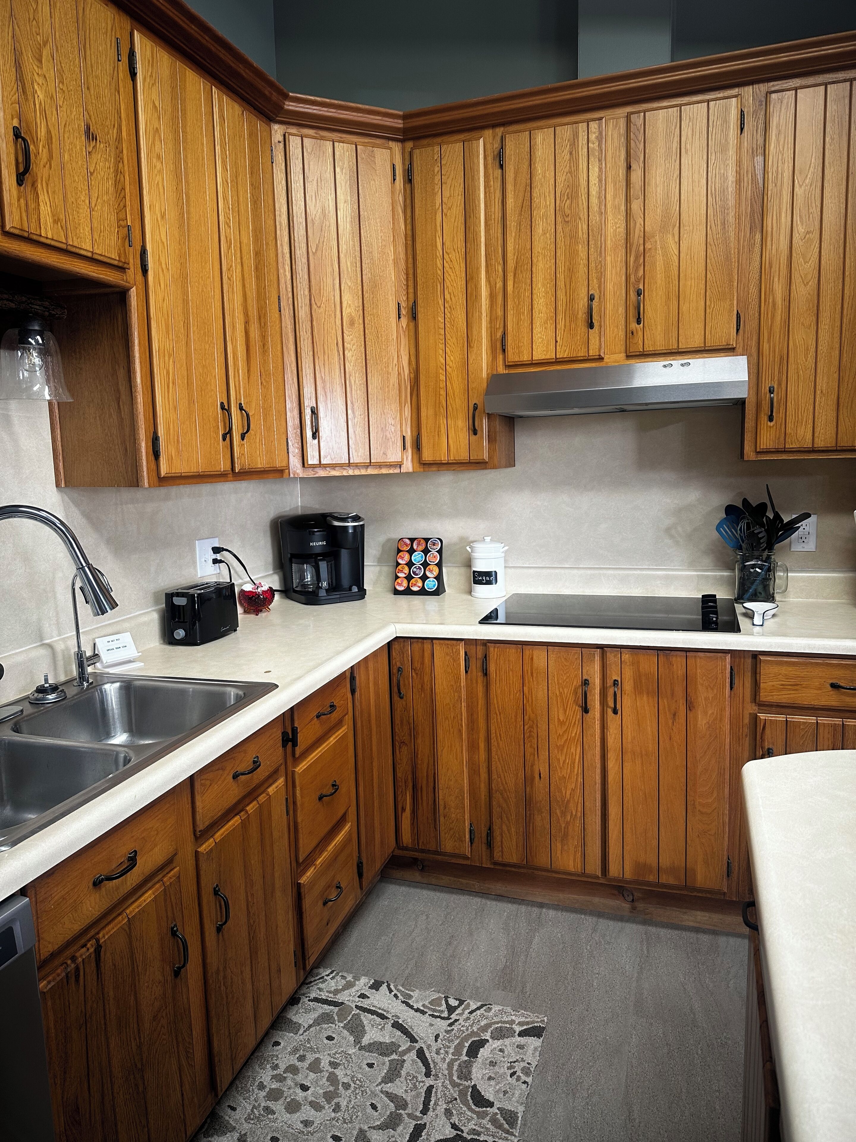 Coffee/tea maker, fridge, microwave, oven