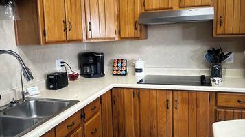 Coffee/tea maker, fridge, microwave, oven