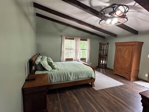 5 Schlafzimmer, Schreibtisch, Bügeleisen/Bügelbrett, Reisekinderbett
