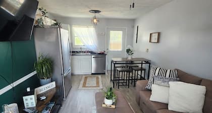 Charming 2-bedroom cottage with WiFi and AC in serene Grafton