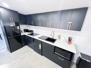 Refrigerador, microondas, horno, placa de cocina