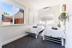 3 habitaciones, escritorio, tabla de planchar con plancha y wifi