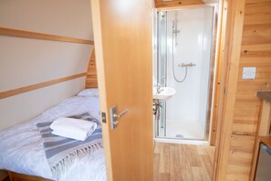 Shower, towels - Rural Cosy Cabin With Beautiful Views Over Fife (Leven)