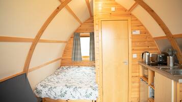 1 bedroom, desk, travel cot