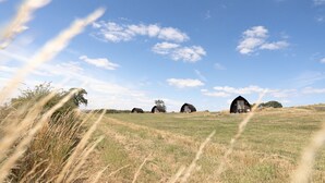 A rural landscape with several barns and open fields under a clear sky. - Rural Cosy Cabin With Beautiful Views Over Fife (Leven)