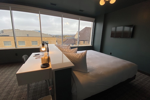 Roupas de cama premium, Wi-Fi de cortesia, roupa de cama