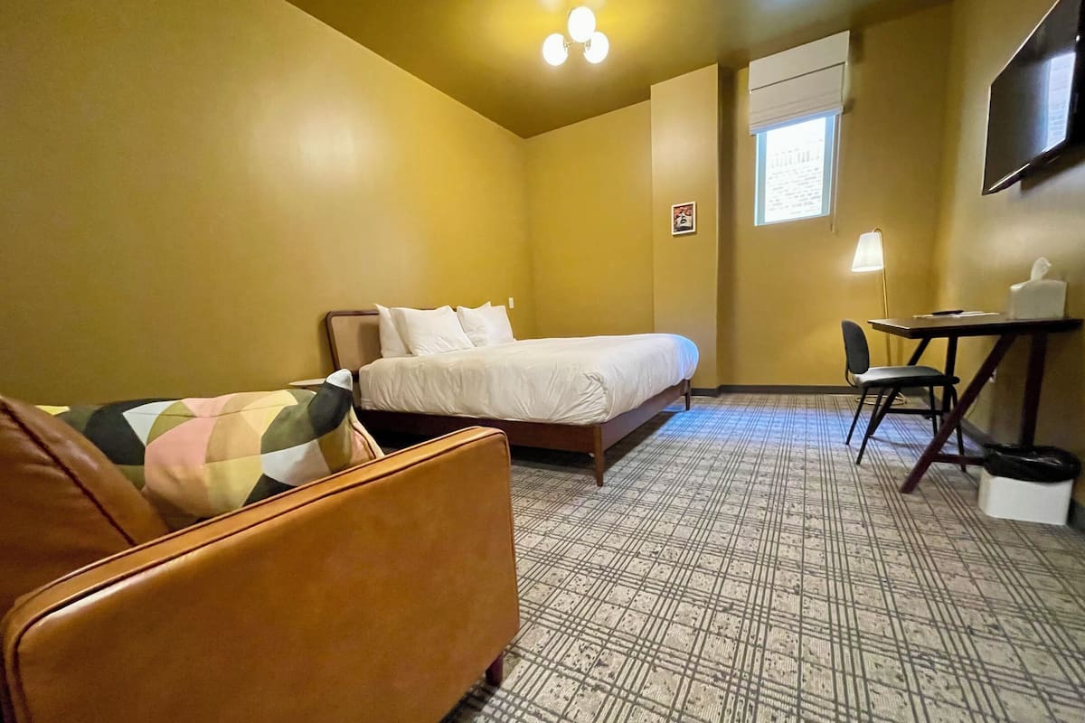 Room, 1 Katil Raja (King) dengan Katil Sofa | Peralatan tempat tidur premium, Wi-fi percuma, cadar katil