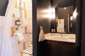 Room, 1 Queen Bed | Bathroom | Free toiletries, hair dryer, towels, soap