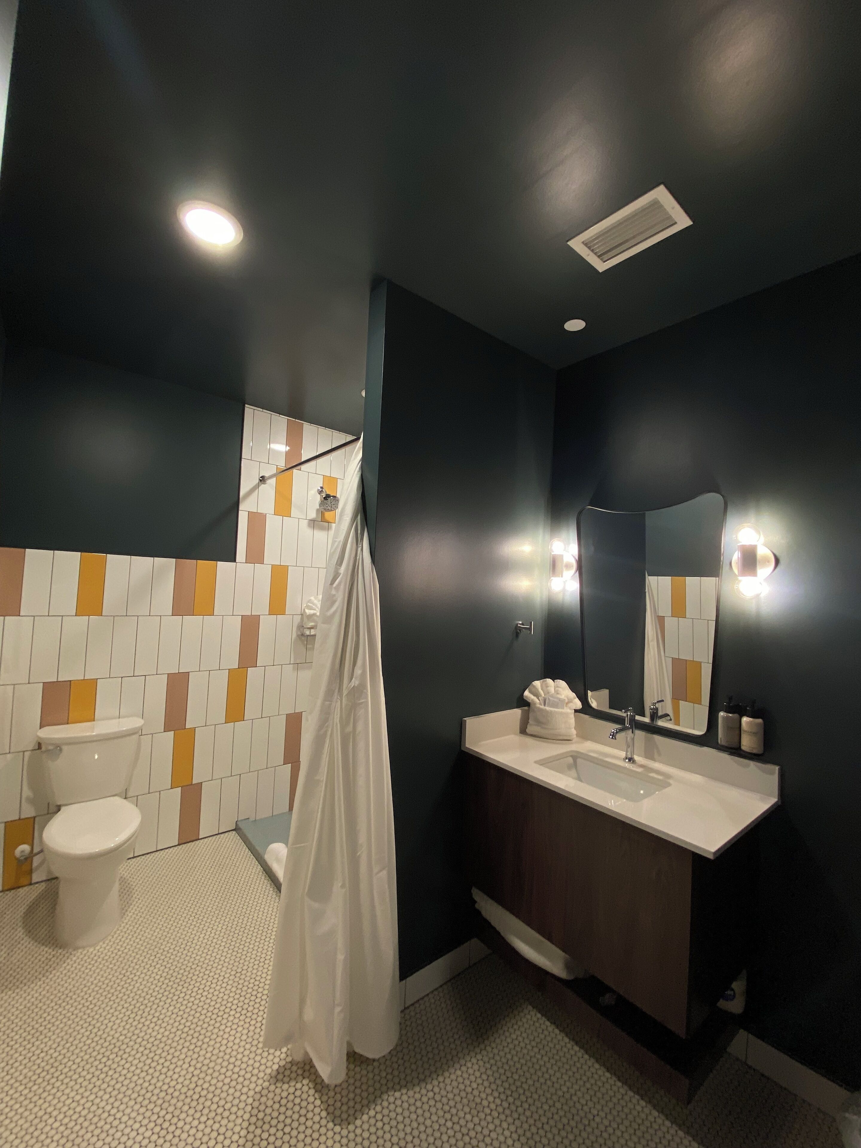 룸, 퀸사이즈침대 1개 | 욕실 | 무료 세면용품, 헤어드라이어, 타월, 비누