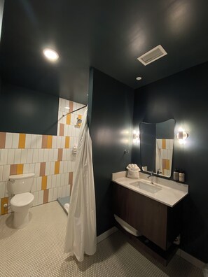 Artículos de tocador gratuitos, secador de pelo, toallas, jabón