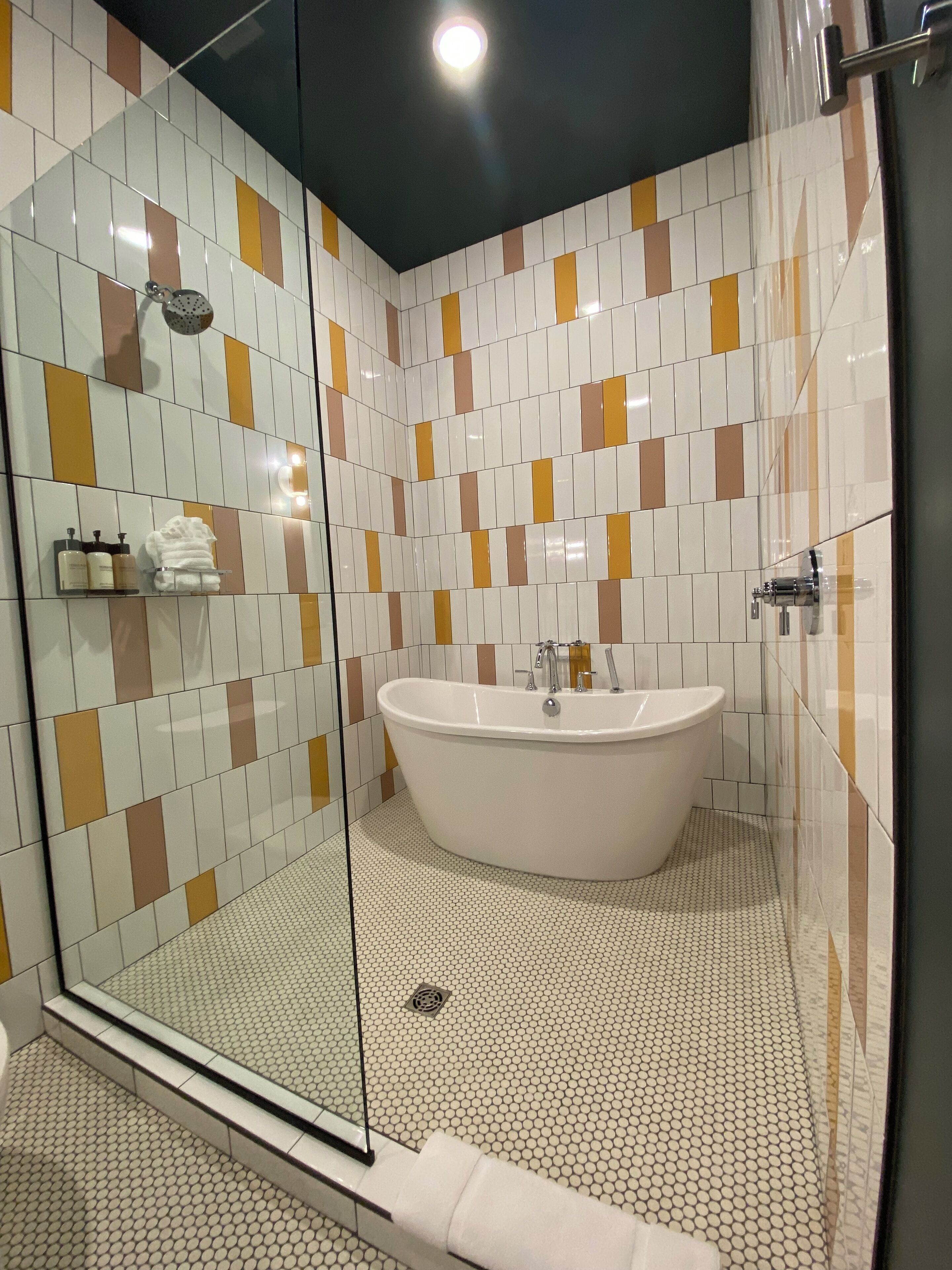 Habitación, 1 cama King size | Baño | Amenidades de baño gratuitas, secadora de cabello, toallas, jabón 